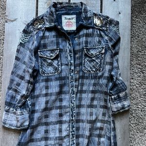 Size large, beautiful details including sequins, snaps, and embroidery.